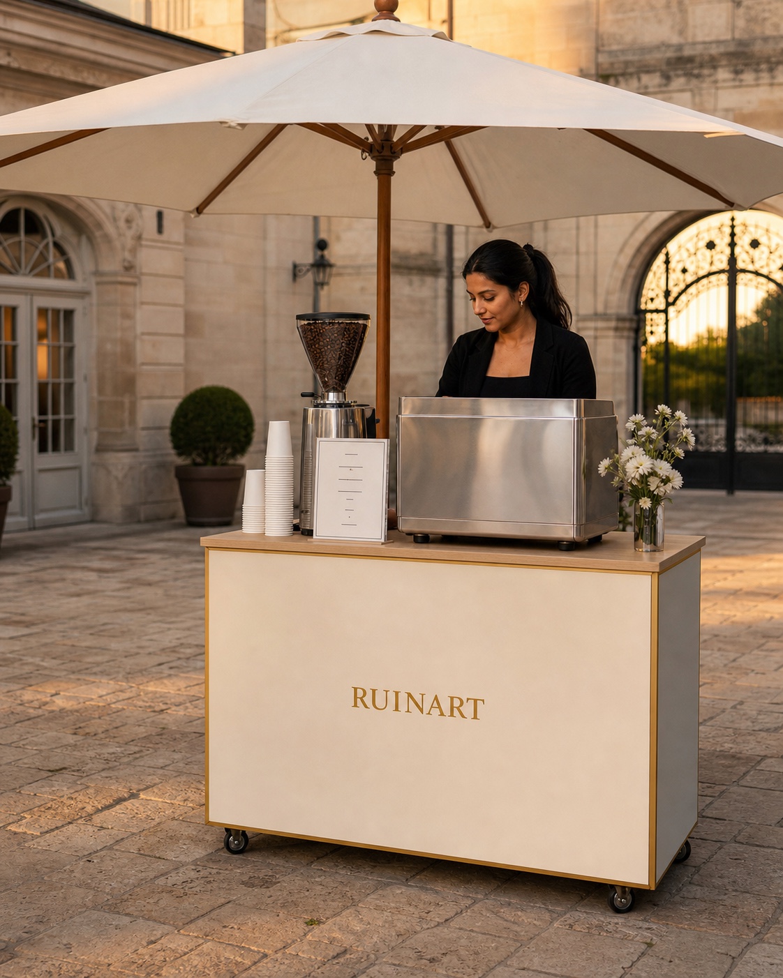 Installation matinale du coffee bar Ruinart sous parasol