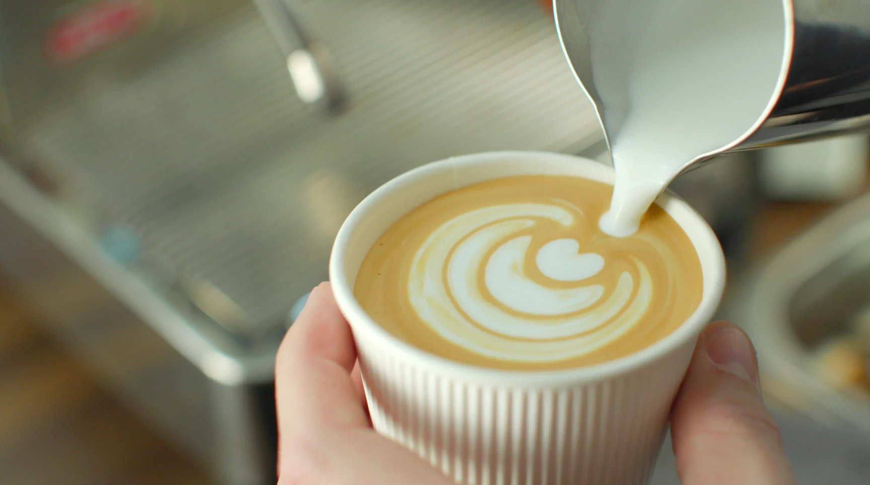 Préparation du latte art : le soin apporté à chaque boisson