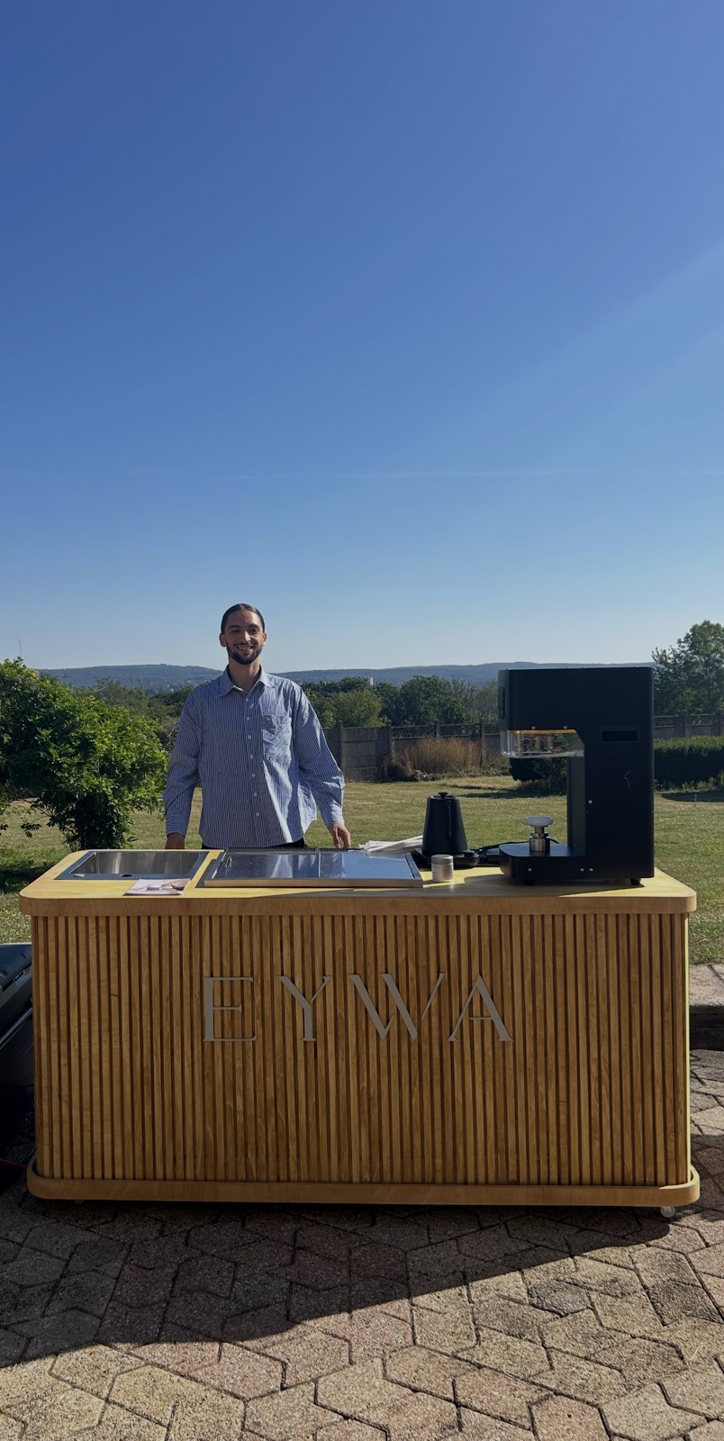 Le bar mobile EYWA installé en extérieur, vue sur les collines
