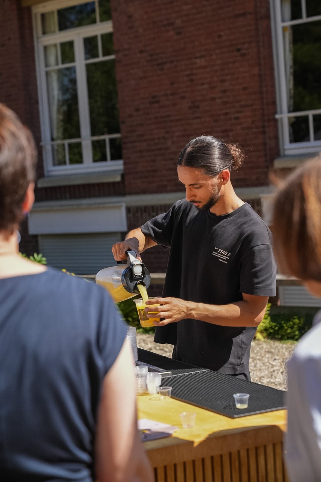 Barista EYWA versant un jus frais pour les invités