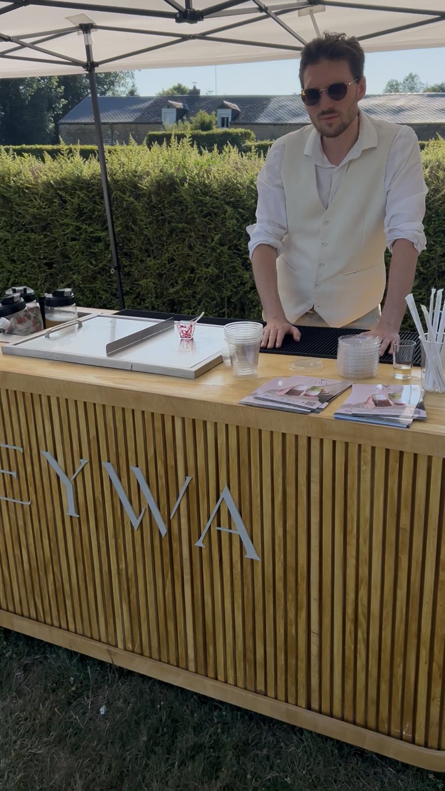 Le bar EYWA installé sous barnum, cartes de menu sur le comptoir