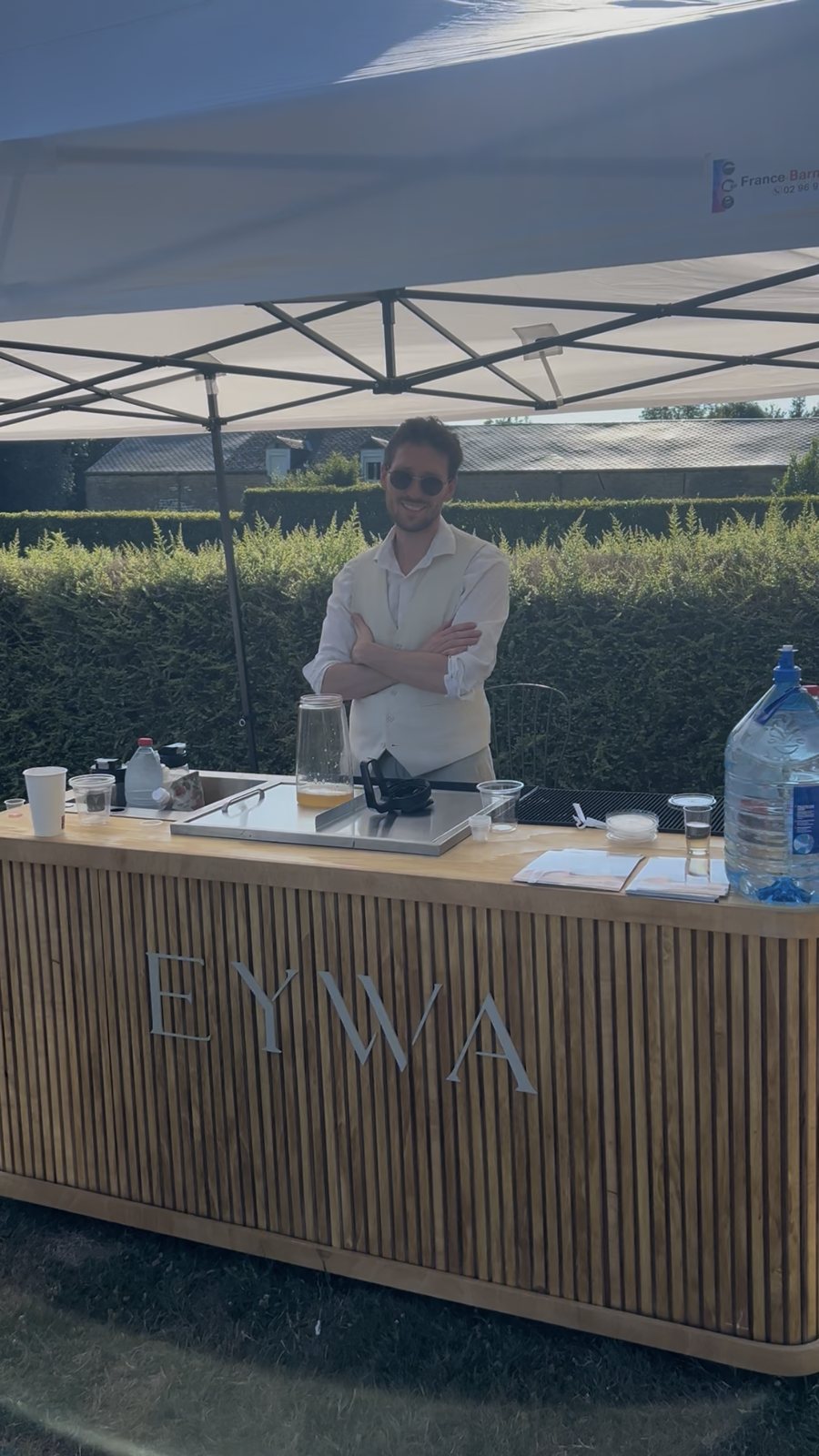 Barista EYWA derrière le comptoir, logo EYWA visible sur la façade