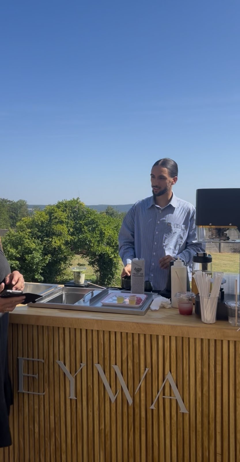 Service en cours au bar EYWA, vue panoramique en arrière-plan