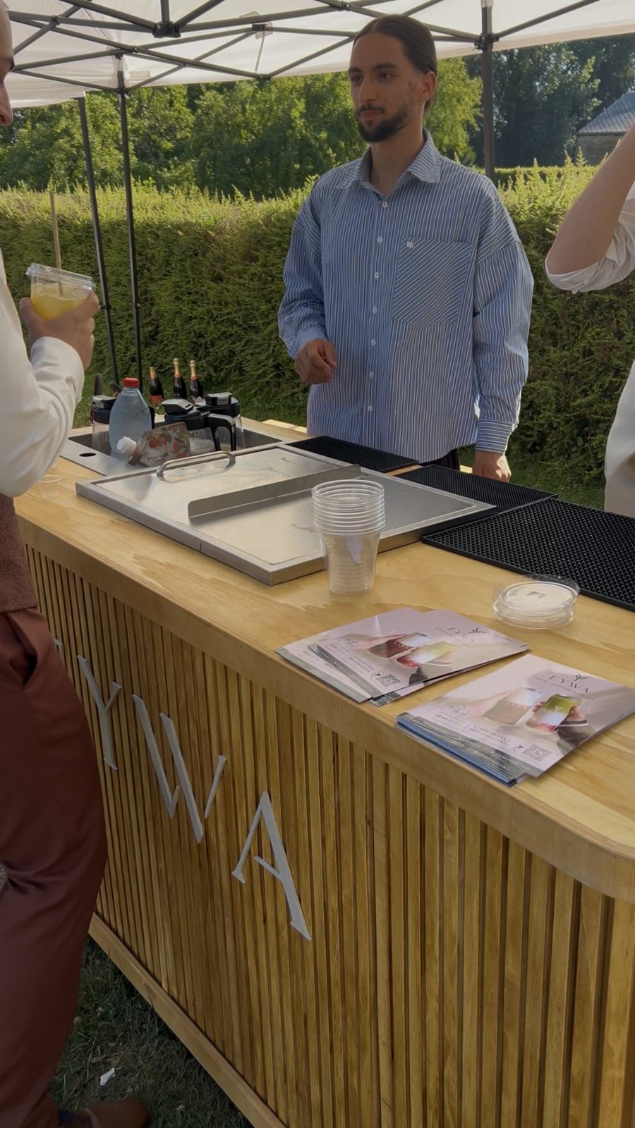 Le bar EYWA lors d'un mariage, invités en tenue de cérémonie